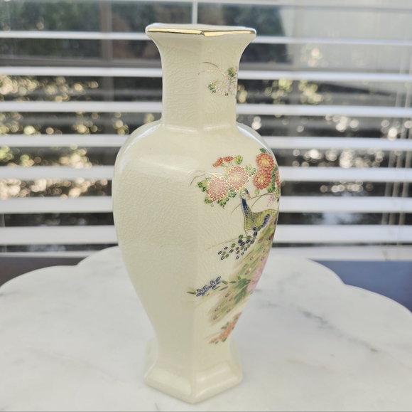 Vintage Japanese Satsuma-Style Ceramic Vase – Peacock & Floral Beauty! - Picture 7 of 10